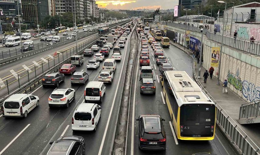 İstanbul akşamında yağmur yolları sıkıştırdı, trafik yüzde 78'e yükseldi