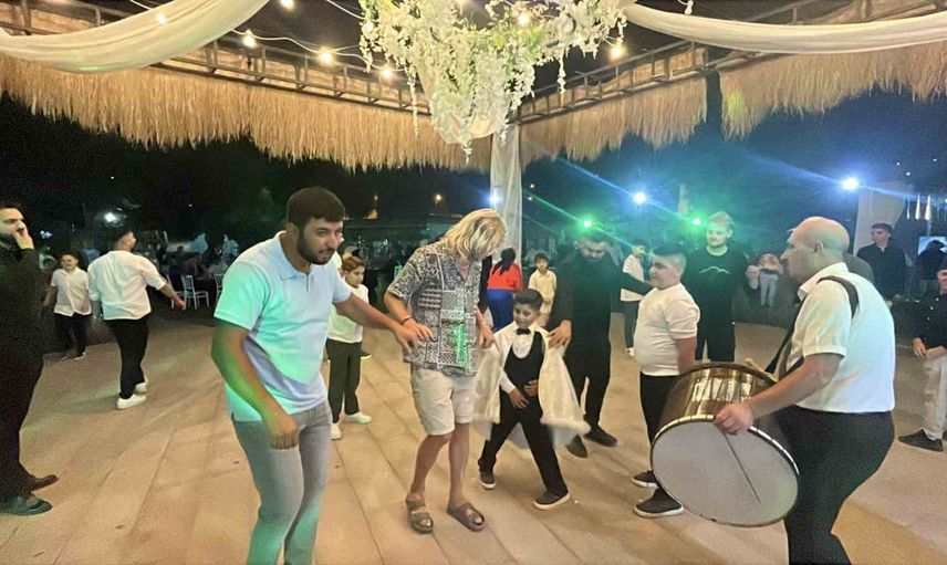 Kapadokya’da tesadüfi karşılaşma: yabancı turistler sünnet düğününde halay çekti