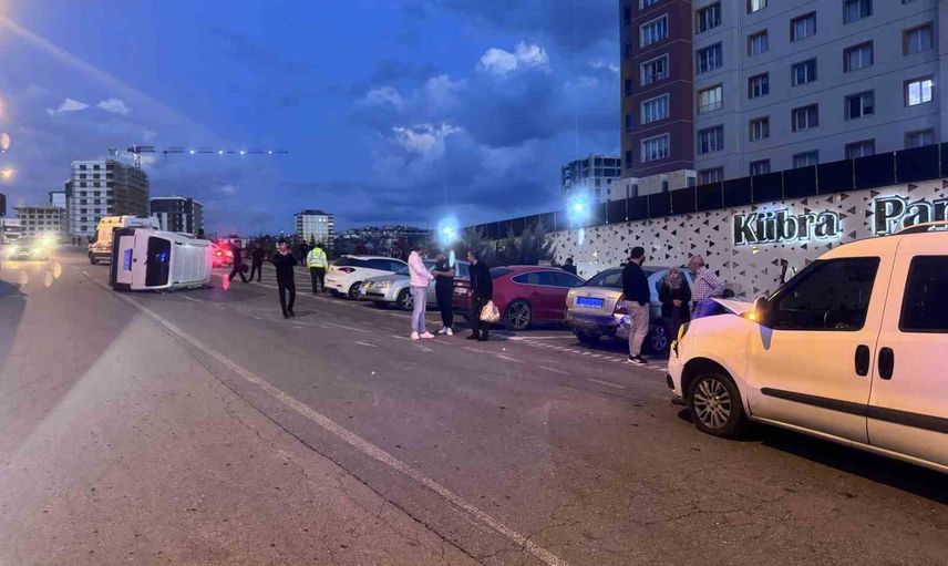 Kayseri'de minibüs çarpışmanın ardından park halindeki araca çarpıp yan yattı