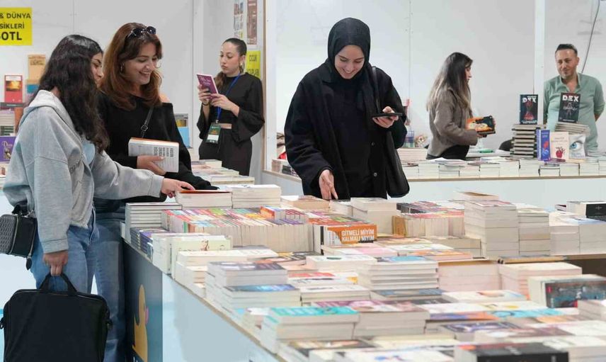 Öğrenciler stantlarda bilgi peşinde: İnönü coğrafya öğrencileri Malatya kitap fuarında