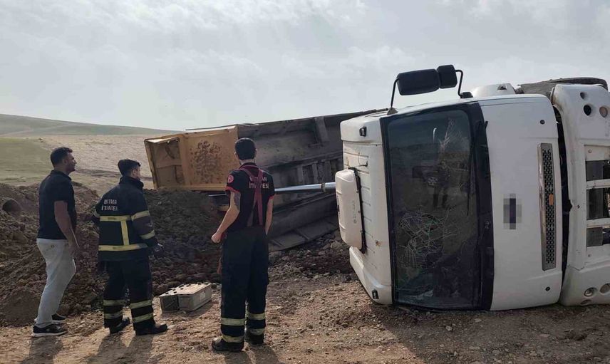 Yenişehir'de devrilen kum yüklü kamyon çevreye kum saçtı