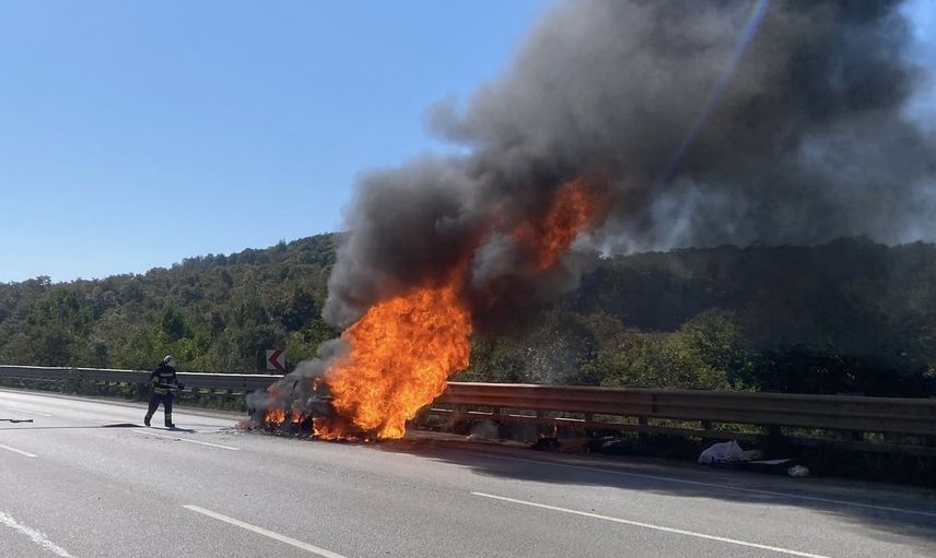 Kavak'ta araç seyir halindeyken alev aldı; yolcular yara almadan kurtuldu
