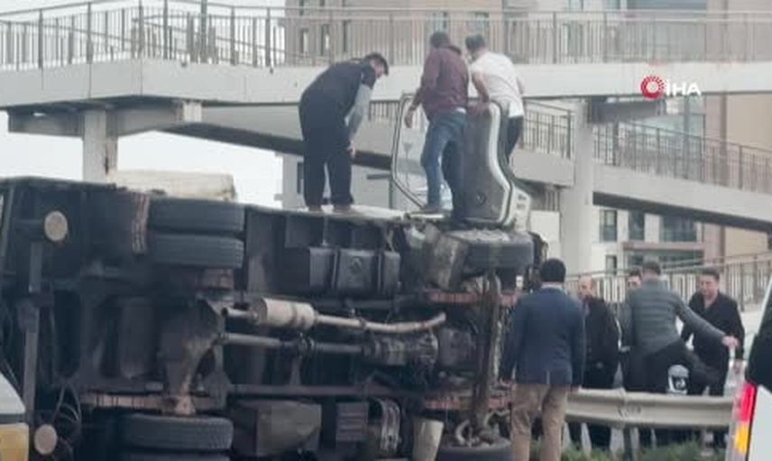 Kaygan zeminde direksiyon hakimiyetini kaybeden kamyon bariyerlere çarparak devrildi