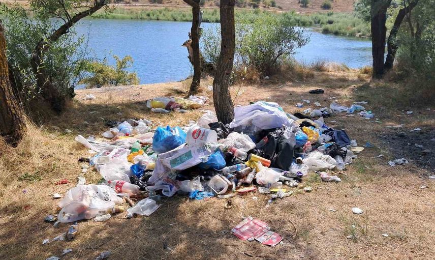 Gölette gönüllü temizlik: balıkçılar kıyıyı çöpten arındırdı