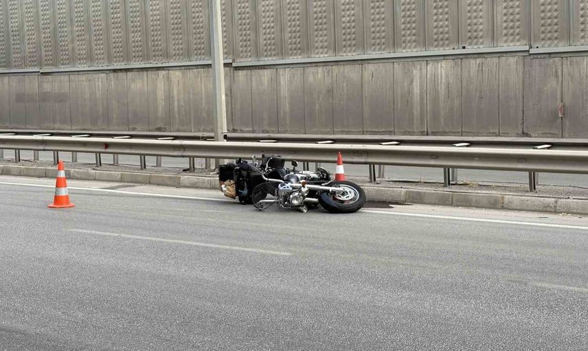 Yola düşen yük trafikte kazaya yol açtı: motosiklet sürücüsü hastaneye kaldırıldı