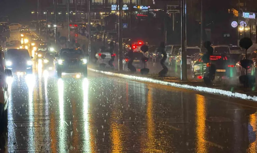 Düzce'de akşamdan geceye dönüşen sağanak günlük hayatı sekteye uğrattı