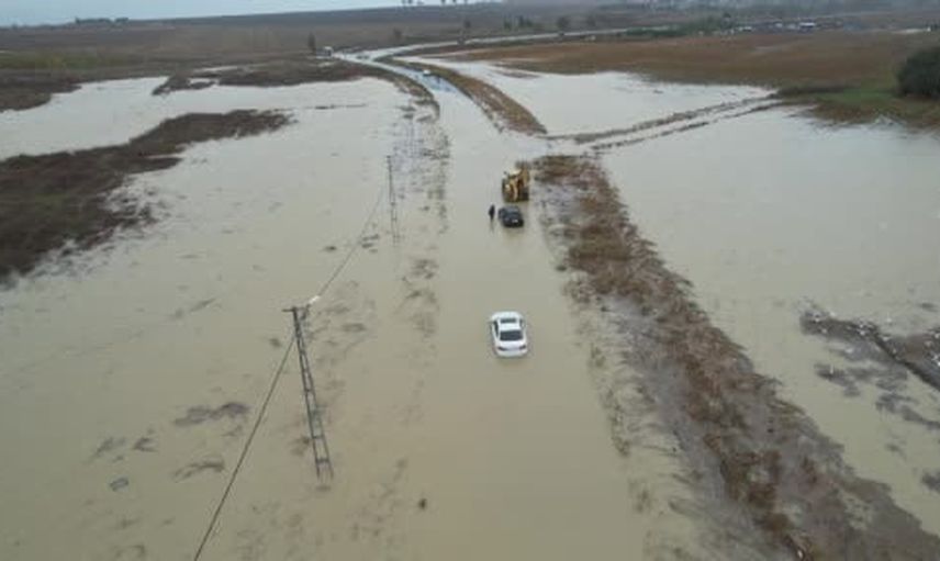 Büyükçekmece'de Karaağaç Yolu göle döndü, araçlar mahsur kaldı