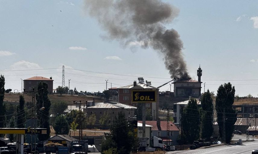 Ağrı'da cami çatısındaki alevler mahalleyi alarma geçirdi