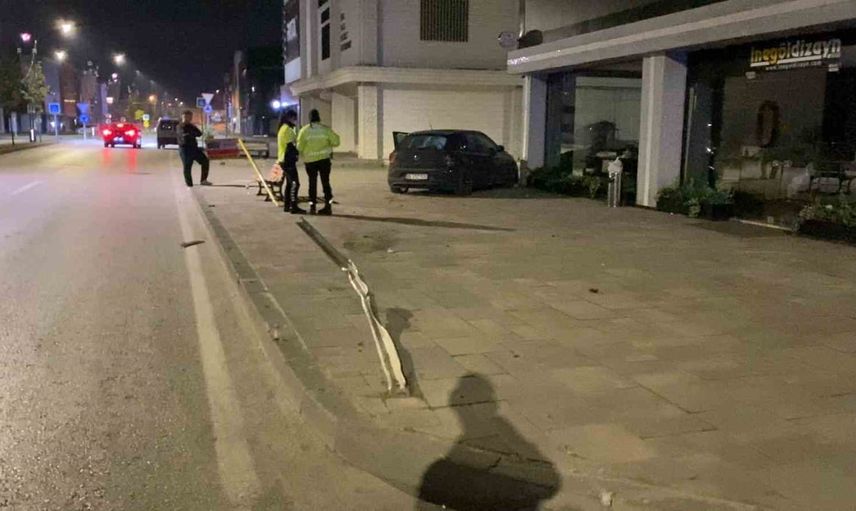 Gece yarısı İnegöl'de kontrolden çıkan otomobil kaldırıma çıkarak hasar verdi