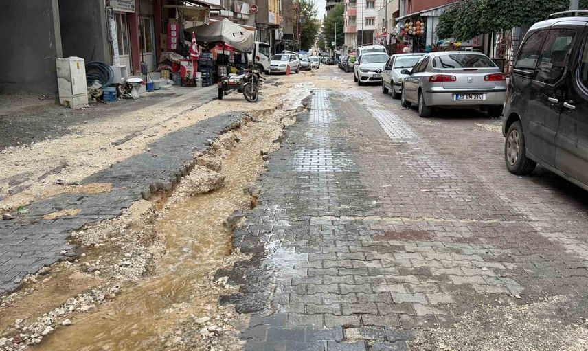 Mazıdağı'nda sağanak yolları çökertti