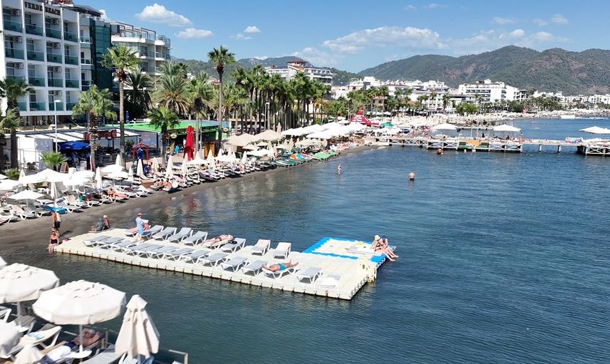 Yağmurdan kaçan İngilizler ekimde Marmaris'te denize giriyor