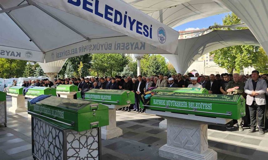 Kayseri'de trafik kazasında yaşamını yitiren üç kişi son yolculuğuna uğurlandı