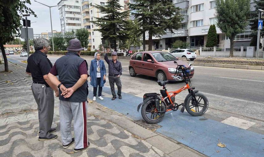 Eskişehir Vişnelik Mahallesi'nde yaya geçidinden geçen bisikletliye otomobil çarptı, yaralandı
