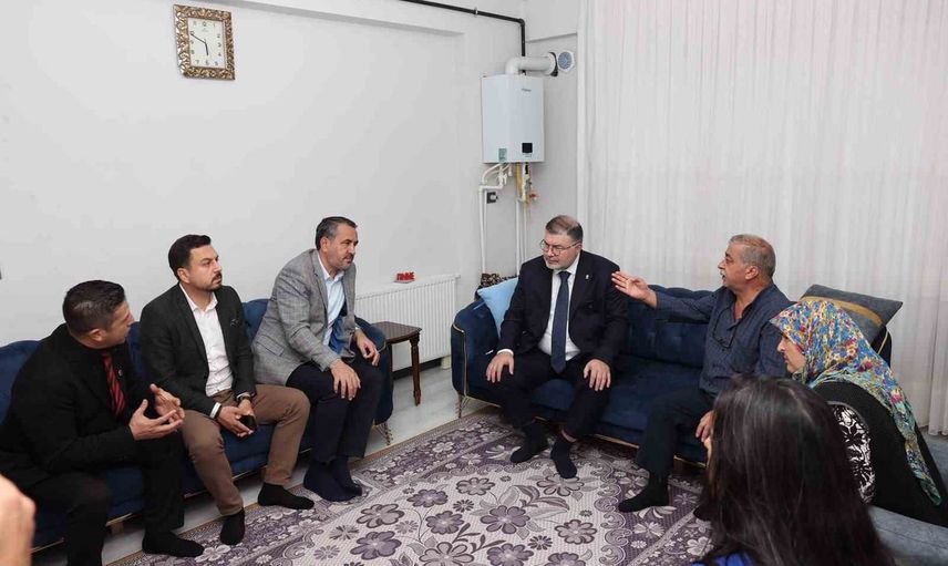 Bayraklı'da yeni yuvada anma: Saygılı depremzede ailelerle buluştu