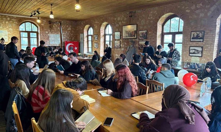 Üniversiteliler Akbaş Köyü'nde Cumhuriyet mirasını kitapla buluşturdu