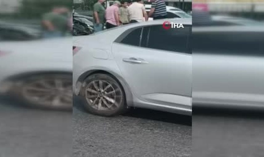 Küçükçekmece’de kontrolünü kaybeden araç bariyerlere saplandı