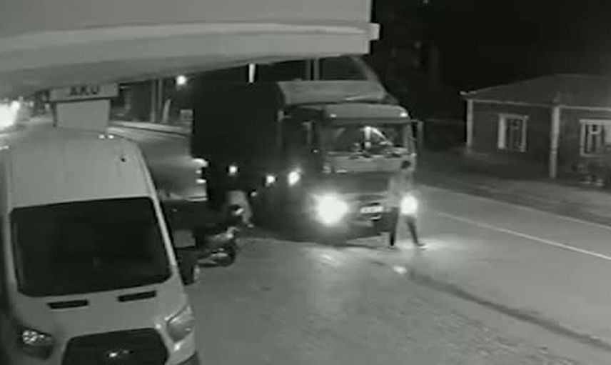 Yolda kalan kamyona arkadan çarpma: sürücü yaralandı, kaza anı kayda geçti