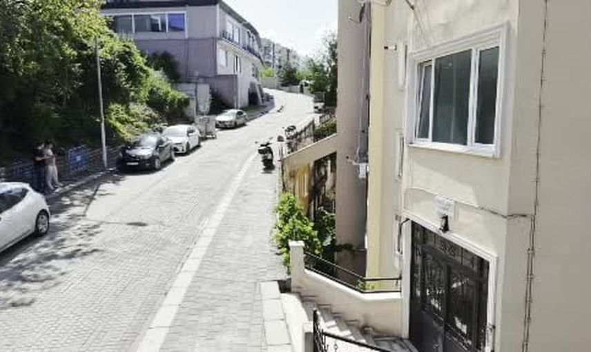 Şile'de yolun üzerinden geçtiği bina gündem oldu, sakinler memnun