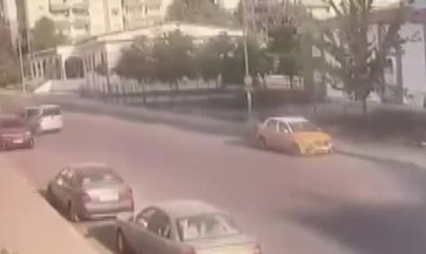 Diyarbakır'da gözden kaçan taksiye çarpma anı güvenlik kamerasında