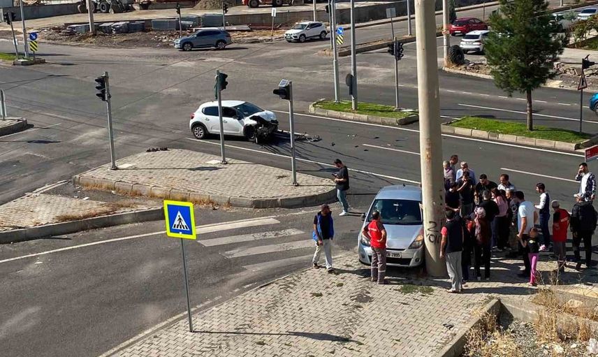 Kayapınar Abdulkadir Aksu Caddesi'nde araç çarpışması: üç kişi yaralandı