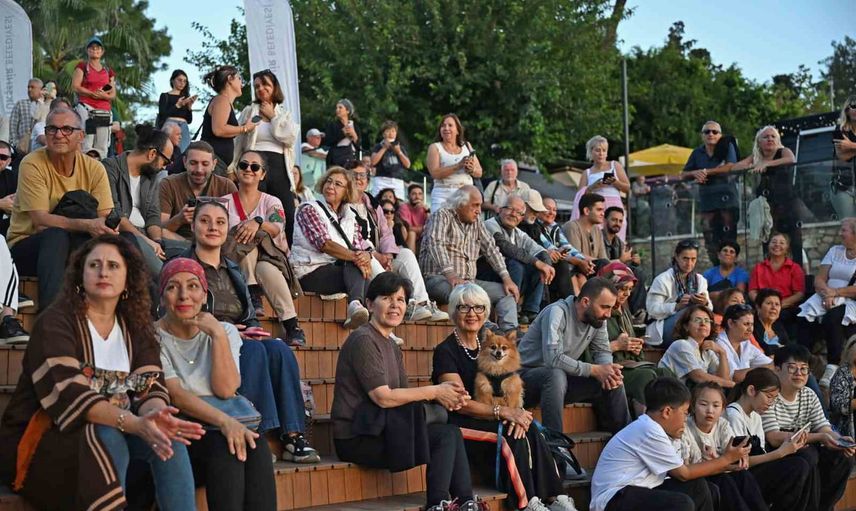 Hıdırlık Kulesi'nde Akdeniz manzarası eşliğinde napoliten ve nostalji gecesi
