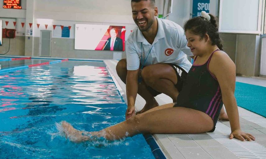 Özel sporcular Pınarbaşı Yüzme Havuzu'nda yüzmeyle buluşuyor