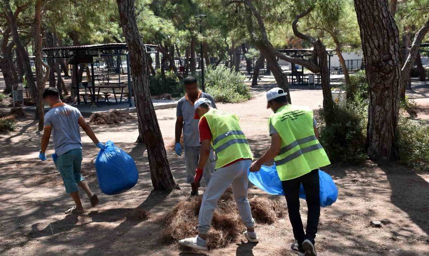 Manavgat'ta gönüllü hükümlüler sahillerde toplumsal uyuma katkı sağlıyor