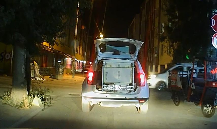 Tehlikeli bağlama: iple sabitlenen buzdolabı trafikte görüntülendi