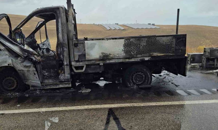 Van'da yolda alev alan kamyonet kasasındaki eşyalarla büyük zarar gördü
