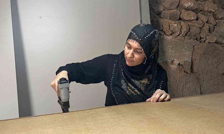 evinin altındaki atölyede eşine destek olup mobilyada usta oldu