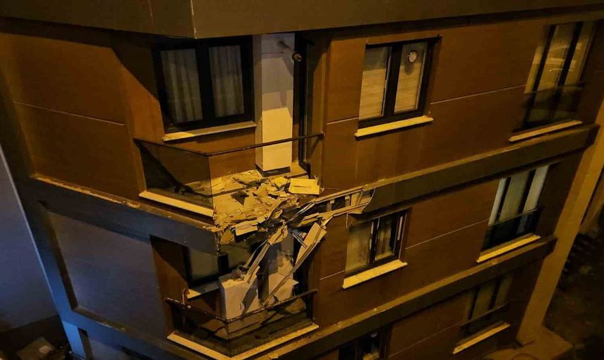 Alibeyköy'de iddia edilen alkollü sürücünün aracı üç katlı binadan bahçeye düştü