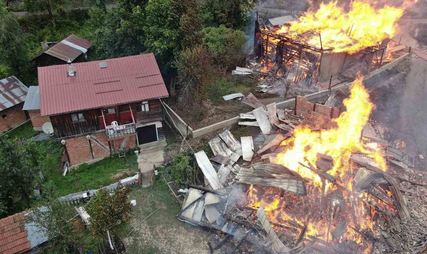 İnebolu'da rüzgârın etkisiyle büyüyen yangın 8 evi tehdit ediyor