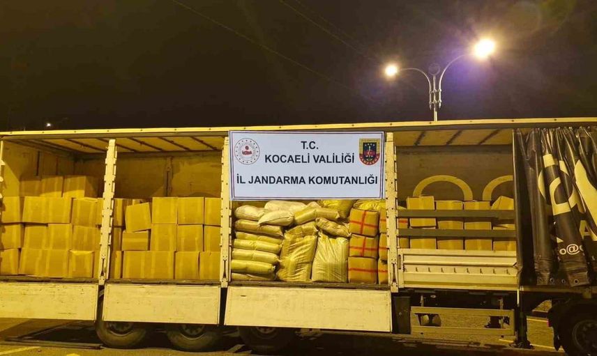 Kocaeli’de jandarmadan eş zamanlı baskın: 6 ton 250 kilogram tütün ve 511 tarihi eser ele geçirildi