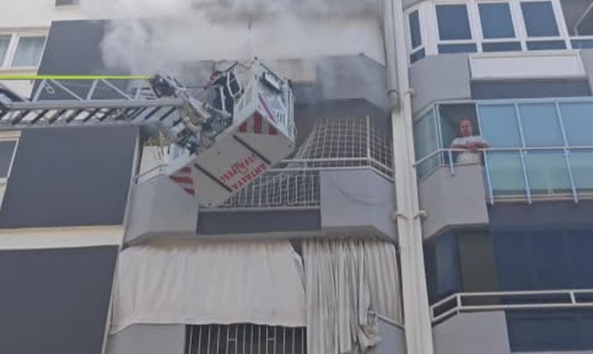 Antalya Muratpaşa'da kısa sürede kontrol altına alınan yangın salonu kullanılmaz hale getirdi