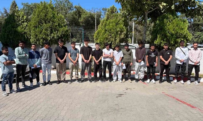Sınır yollarında durduruldu: Uzunköprü'de araç içinde 16 düzensiz göçmen yakalandı