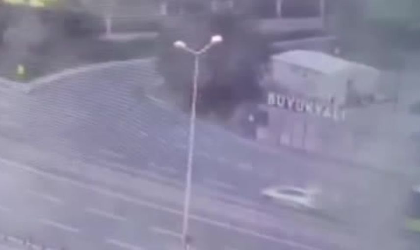 Zeytinburnu'nda anlar kamerada: İETT otobüsü site duvarına çarptı