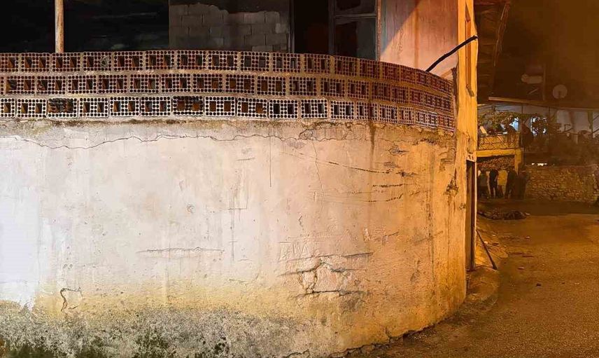 Karacasu'da ev yangınında mahalle dayanışması üç kişiyi kurtardı