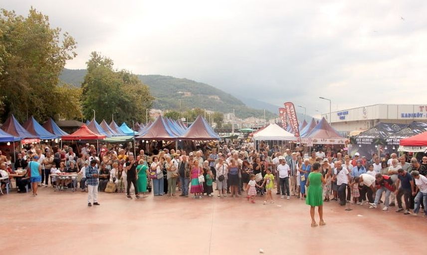 Çınarcık meydanında Karadeniz rüzgârı: 4 ton hamsi, müzik ve stantlar
