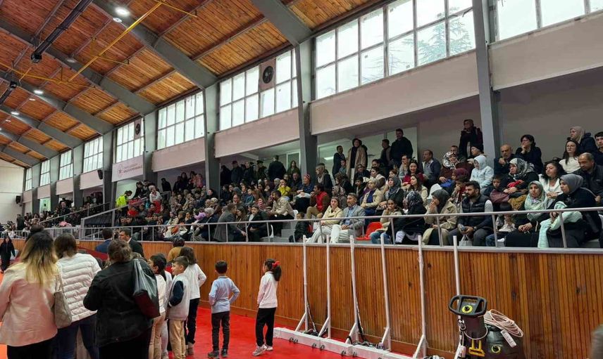 Sivrihisar'da miniklerin bayraklarıyla dolan salon 29 ekim'i coşkuyla karşıladı
