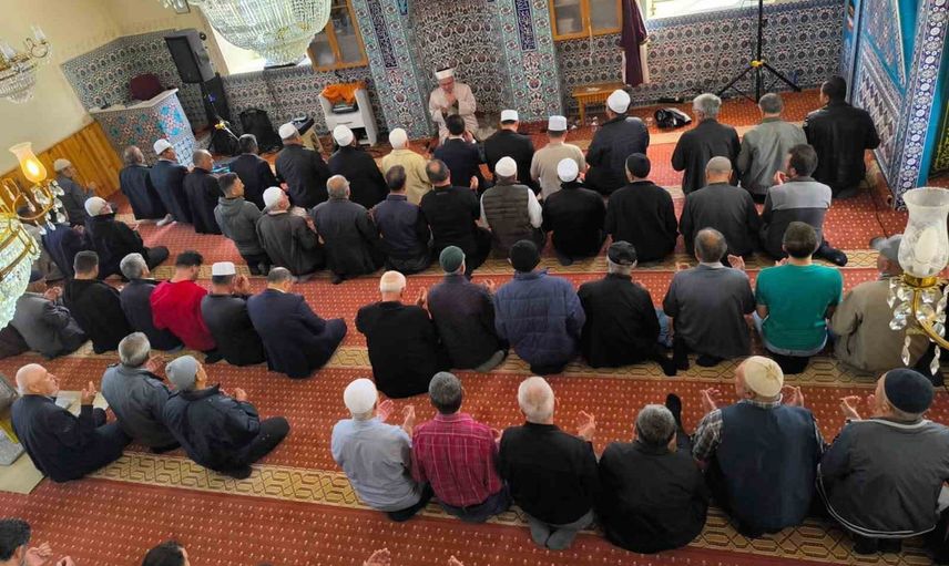 Çele Gölcük'te yağmur nedeniyle camiye taşınan hacet ve mevlid geleneği sürdü