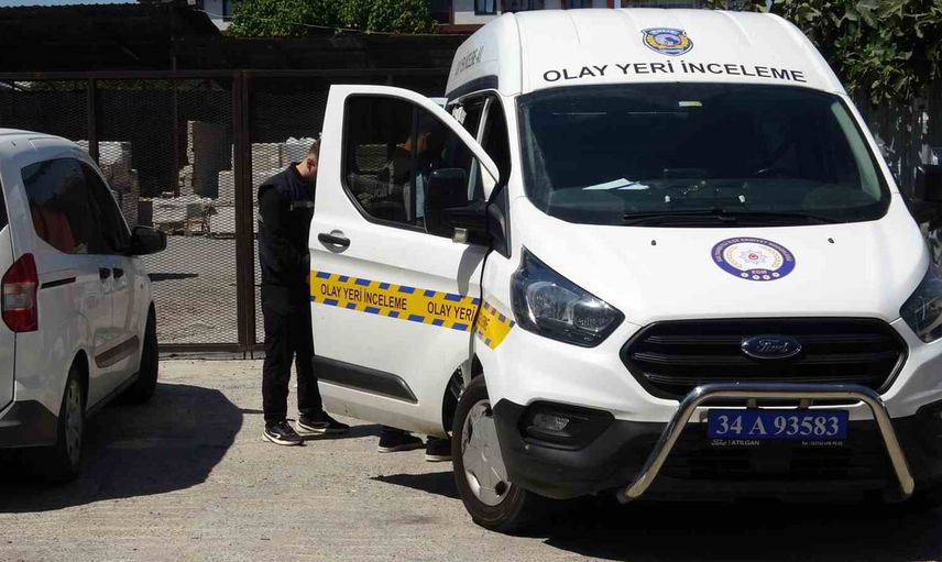 Sultanbeyli'de sabitlenmeden kaldırılan çelik çatı çöktü: işçilerden biri ağır yaralandı