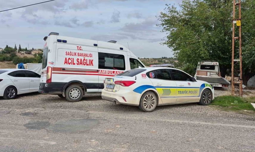 Motosiklet direksiyon hakimiyetini kaybedince devrildi: sürücü tedavi altında