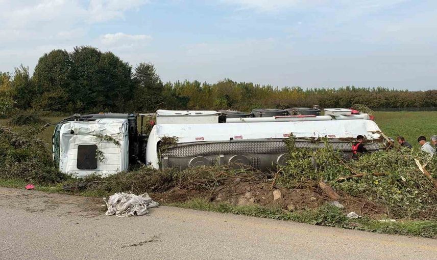 Düzce OSB yolunda benzin yüklü tanker devrildi, müdahale için elektrik kesilecek