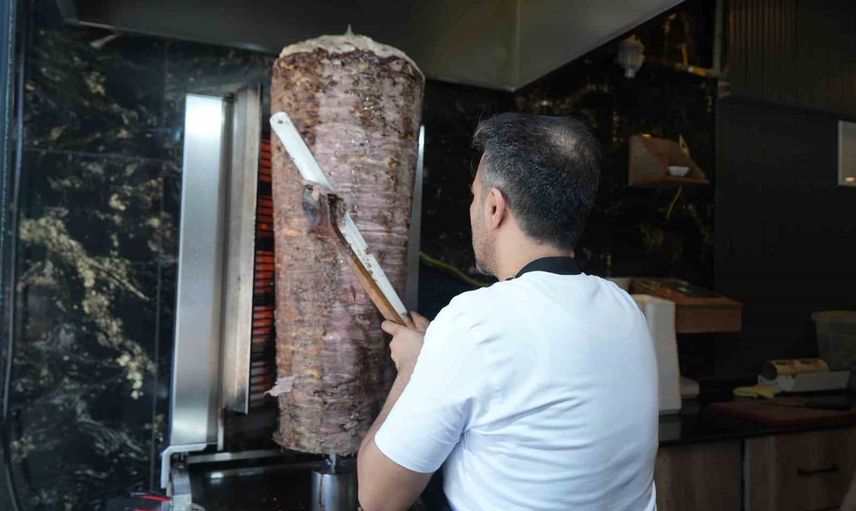 Döner ateşiyle yüzleşen ustalar: Muş'ta 60 dereceye varan mesai