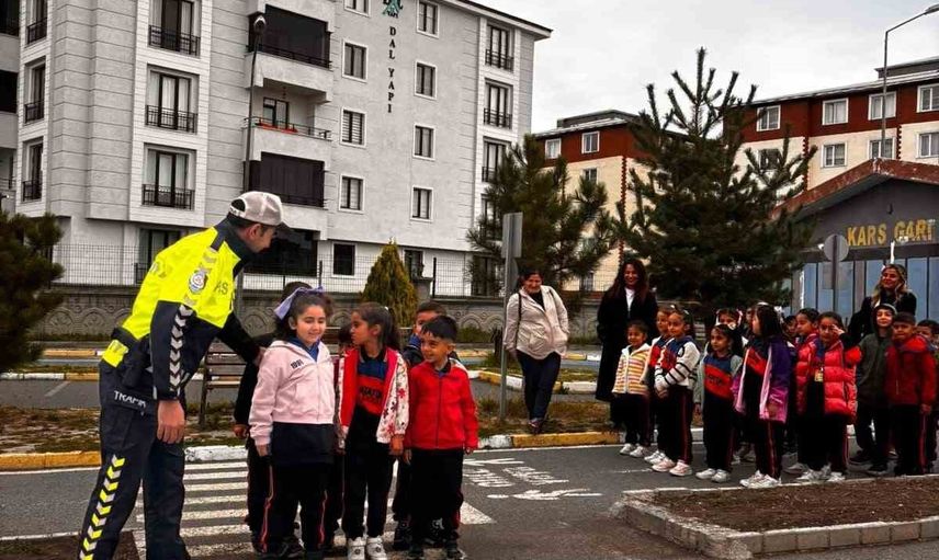 Kars'ta miniklere trafik bilinci parkta uygulandı