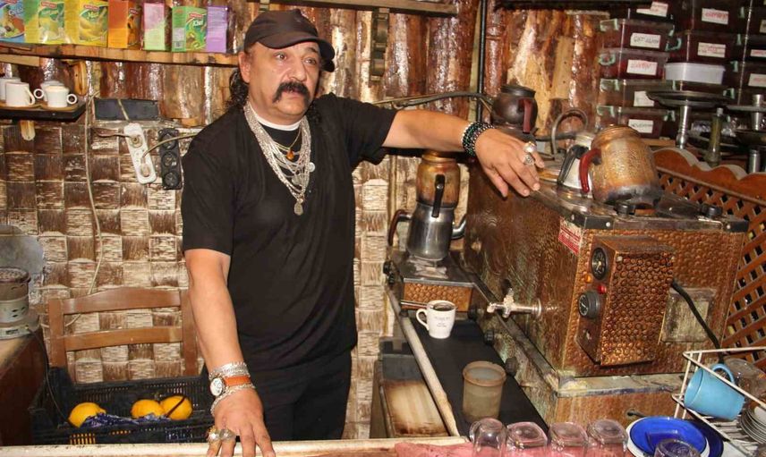 Çay ocağını antika sergisine çeviren çaycının iki kiloyu aşan gümüş takıları