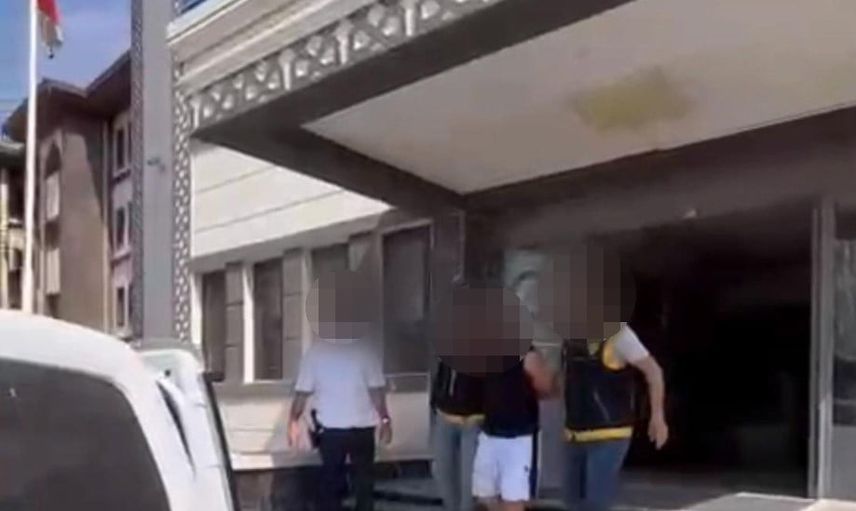 Tarsus'ta saklandığı adreste yakalanan şüpheli 4 tabanca ve uyuşturucuyla tutuklandı