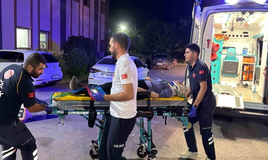 Kahta'da virajı kaçıran otomobil şarampole yuvarlandı, 4 yaralı