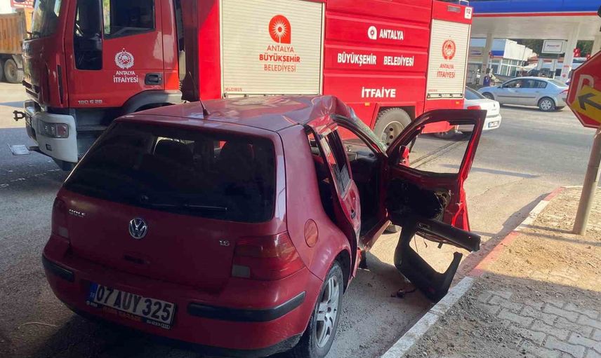 Aksu'da köprü altı çarpışması: otomobil tırla çarpıştı, yolcu hafif sıyrıklarla kurtuldu