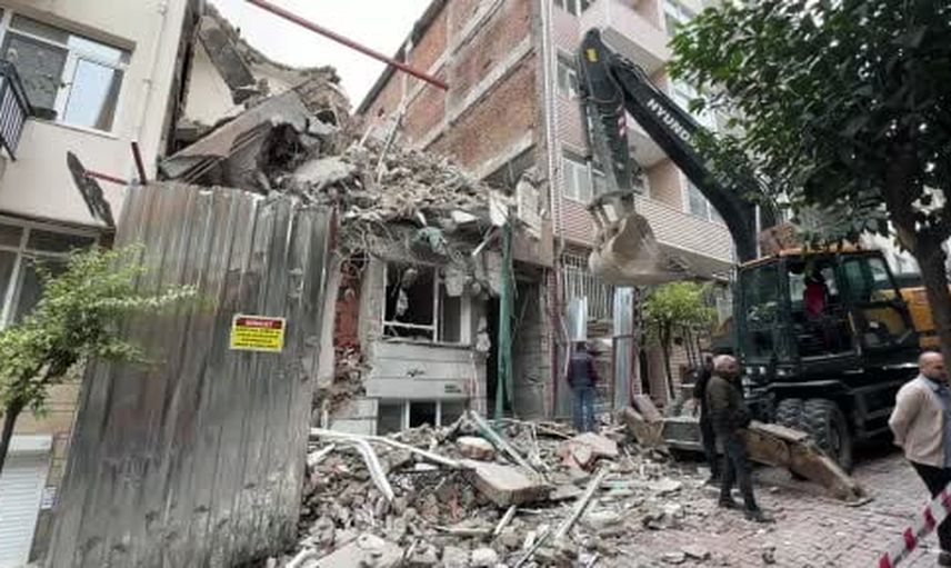 Beşiktaş'ta yıkım sırasında komşu binada duvar çöktü